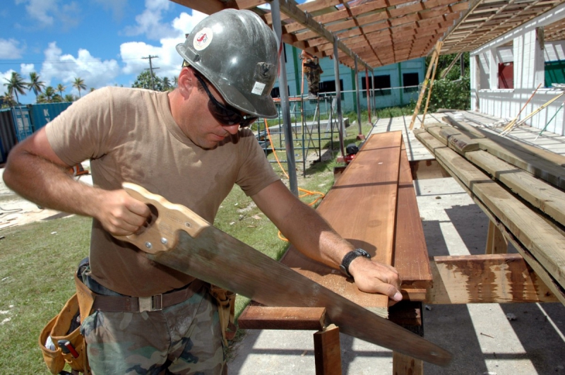 ebeniste-ST MARTIN DU VAR-min_worker_construction_building_carpenter_male_job_build_helmet-893290